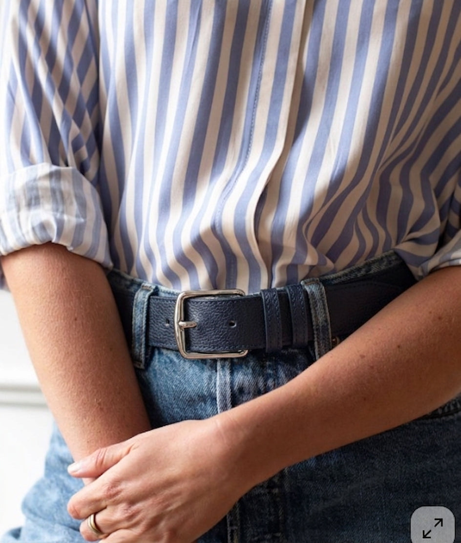 femme portant une ceinture bleu marine avec un jean et une chemise maison berthille 
