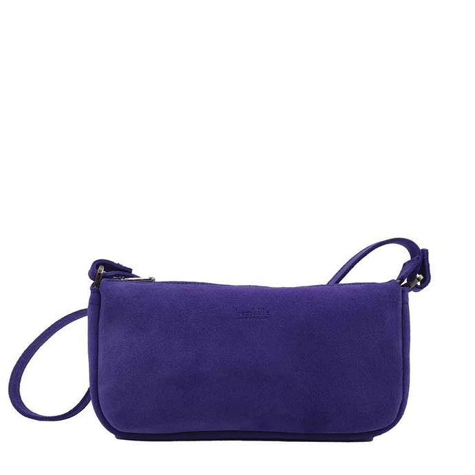 L'accessoire mode femme essentiel à votre dressing : la Pochette Berthe de la Maison Berthille. Déclinée en velours pour la saison été 2025. SS25