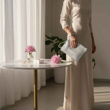 Charger l'image dans la galerie, Raffinée et lumineuse, notre pochette en cuir offre une élégance subtile et intemporelle.
