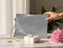 Charger l'image dans la galerie, Raffinée et lumineuse, notre pochette en cuir offre une élégance subtile et intemporelle.
