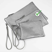 Charger l'image dans la galerie, Raffinée et lumineuse, notre pochette en cuir offre une élégance subtile et intemporelle.
