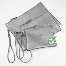 Charger l'image dans la galerie, Raffinée et lumineuse, notre pochette en cuir offre une élégance subtile et intemporelle.
