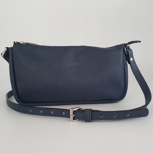 Pochette bandoulière en cuir gras bleu jean. Petit sac chic et pratique, au cuir souple qui se patine avec le temps. Fabrication artisanale française.