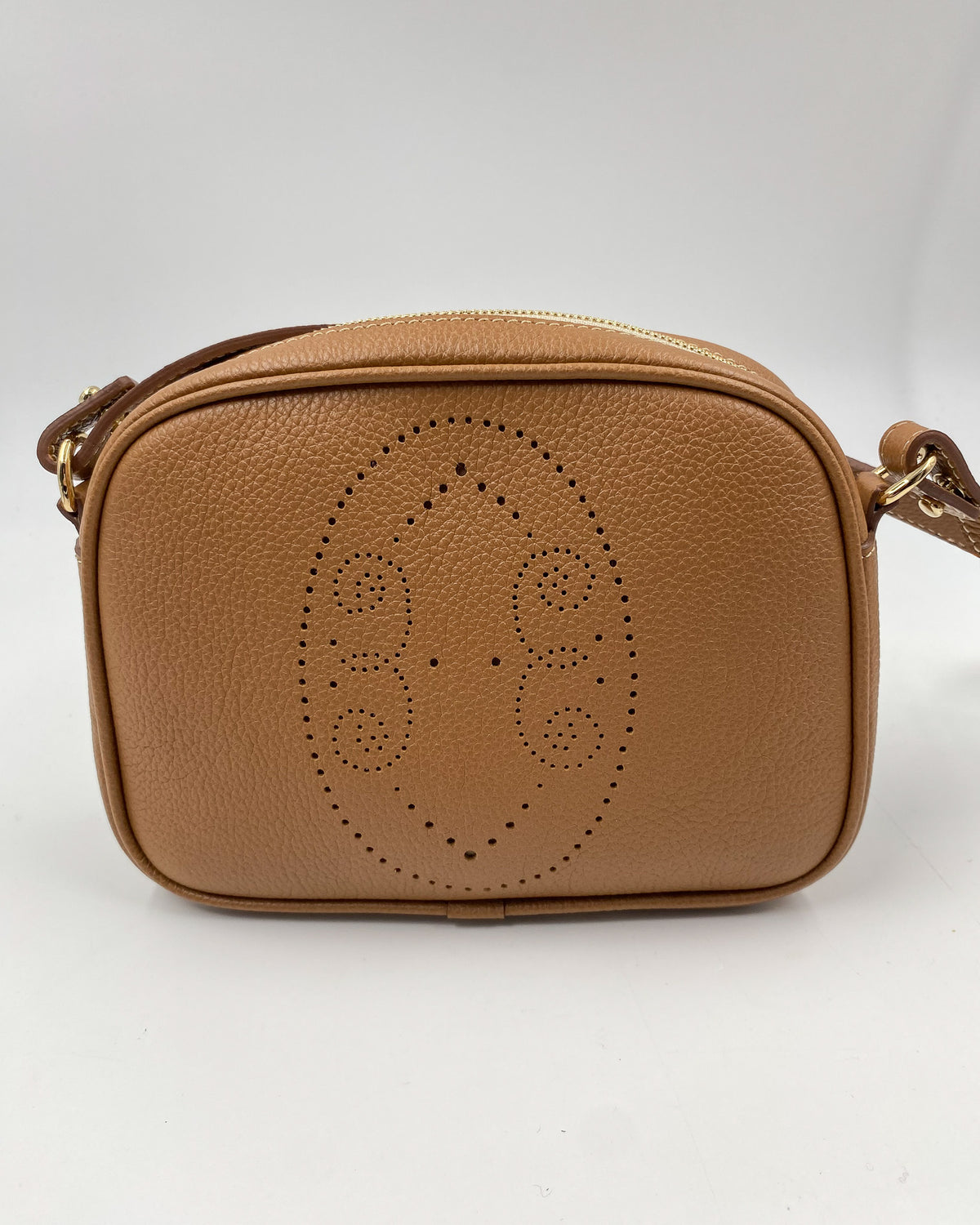 Pochette Trianon en cuir camel vue de face, détail du motif perforé bout fleuri, maroquinerie artisanale Berthille