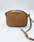 Pochette bandoulière Trianon en cuir camel, motif perforé bout fleuri, fabriquée en France par Berthille