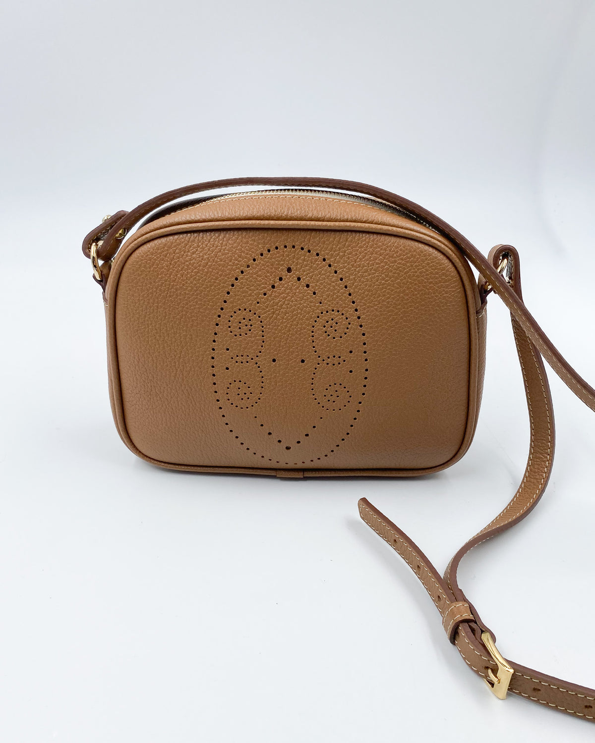 Pochette bandoulière Trianon en cuir camel, motif perforé bout fleuri, fabriquée en France par Berthille