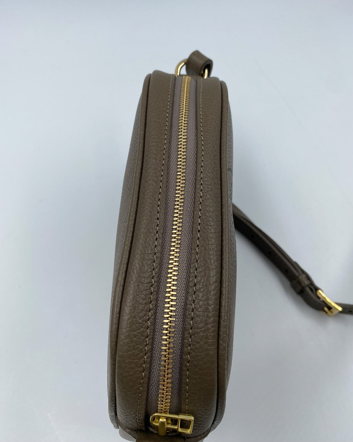 Vue du dessus de la pochette Trianon en cuir taupe grainé, fermeture éclair dorée et coutures ton sur ton, maroquinerie artisanale française