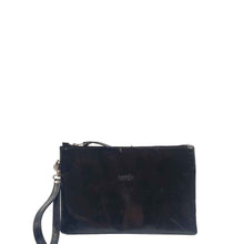 Charger l'image dans la galerie, Pochette en cuir vernis noir – élégante, brillante et intemporelle. Un accessoire chic pour organiser vos essentiels et sublimer toutes vos tenues, du quotidien aux soirées.
