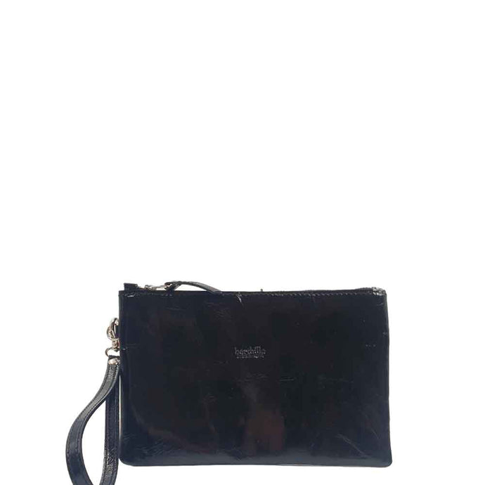 Pochette en cuir vernis noir – élégante, brillante et intemporelle. Un accessoire chic pour organiser vos essentiels et sublimer toutes vos tenues, du quotidien aux soirées.