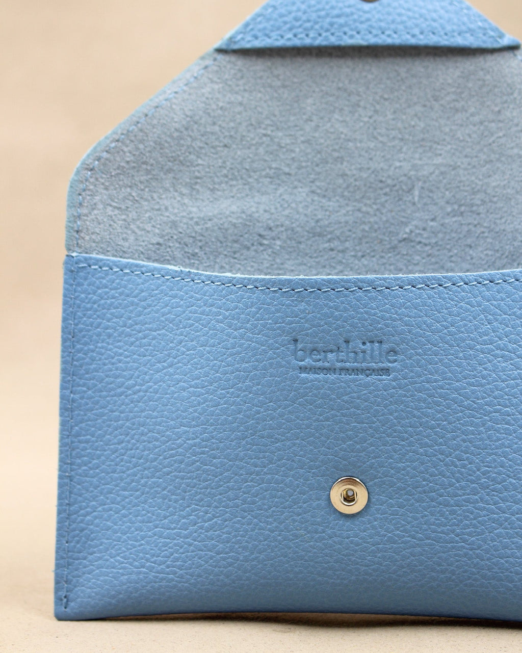 Pochette Lutecia entrouverte en cuir pleine fleur Bleu Ciel, fermeture pression, maison Berthille