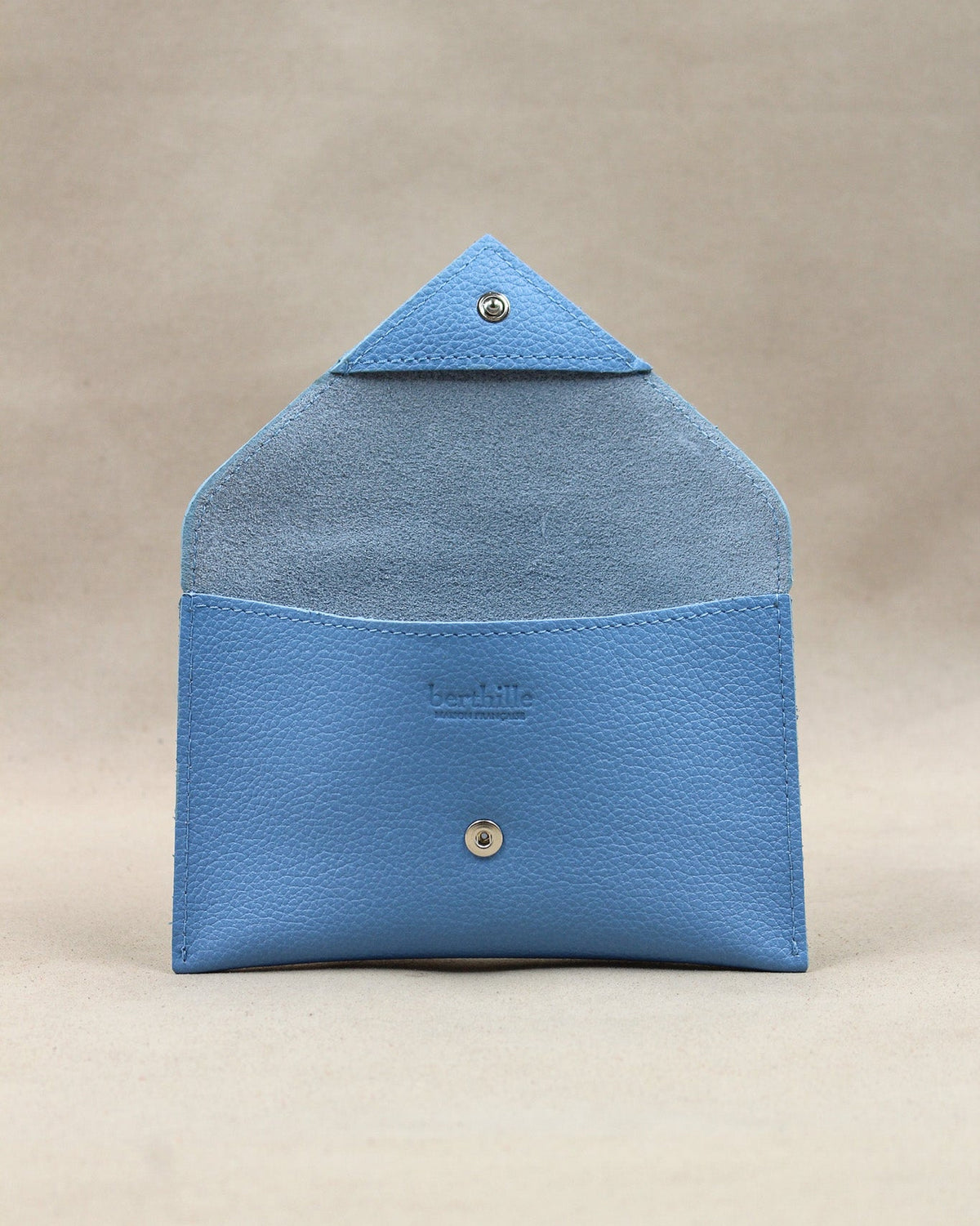 Intérieur de la pochette Lutecia en cuir pleine fleur Bleu Ciel, fermeture pression, maison Berthille