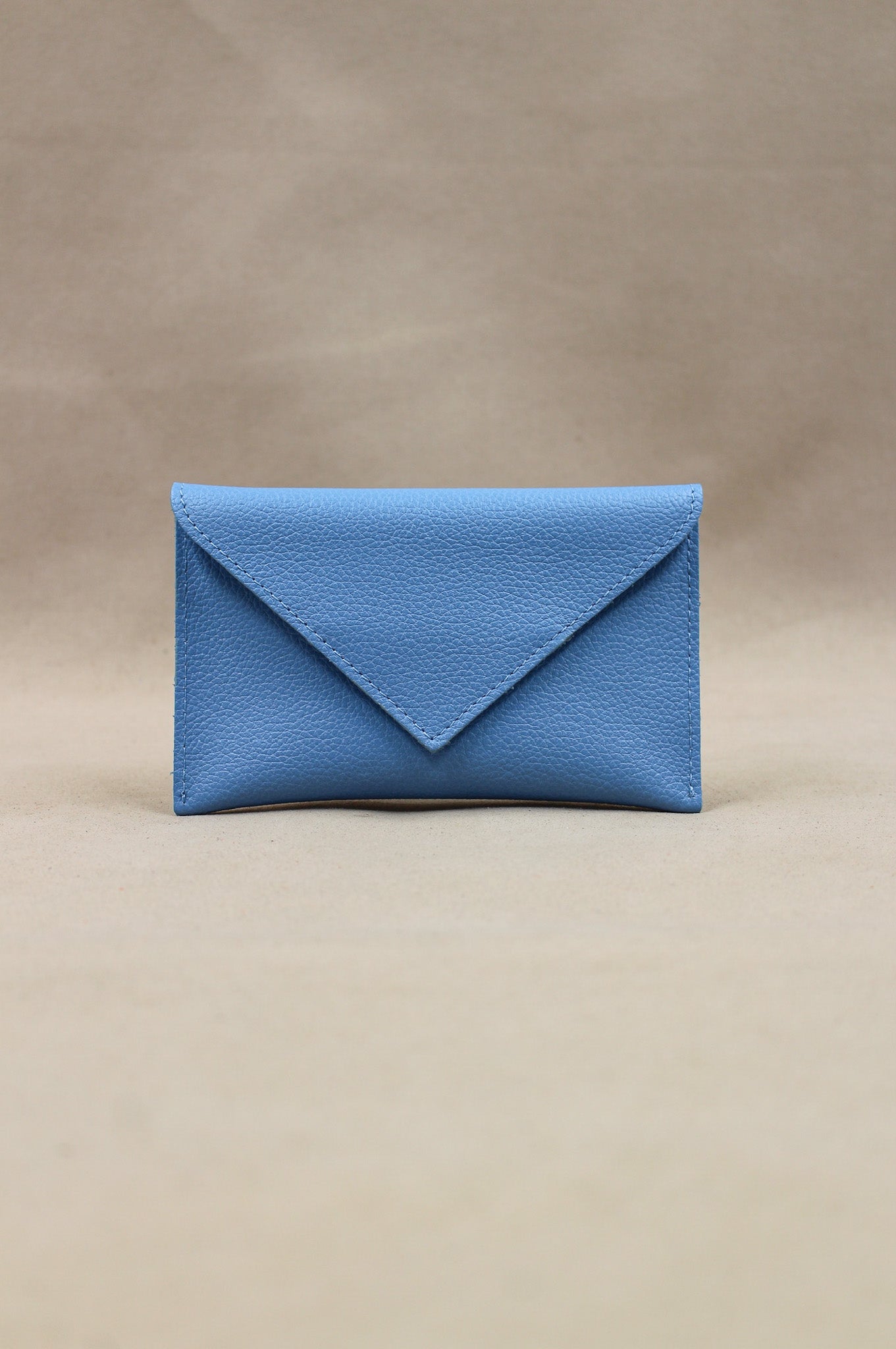 Pochette Lutecia en cuir pleine fleur, coloris Bleu Ciel, maroquinerie française Berthille