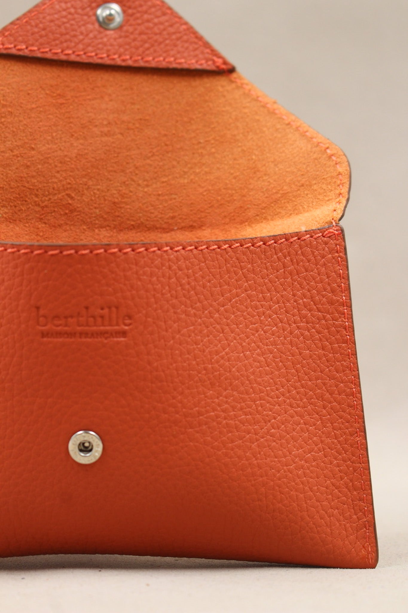 Détail de la pochette Lutecia en cuir pleine fleur Butano, façonnée à la main à Mazamet