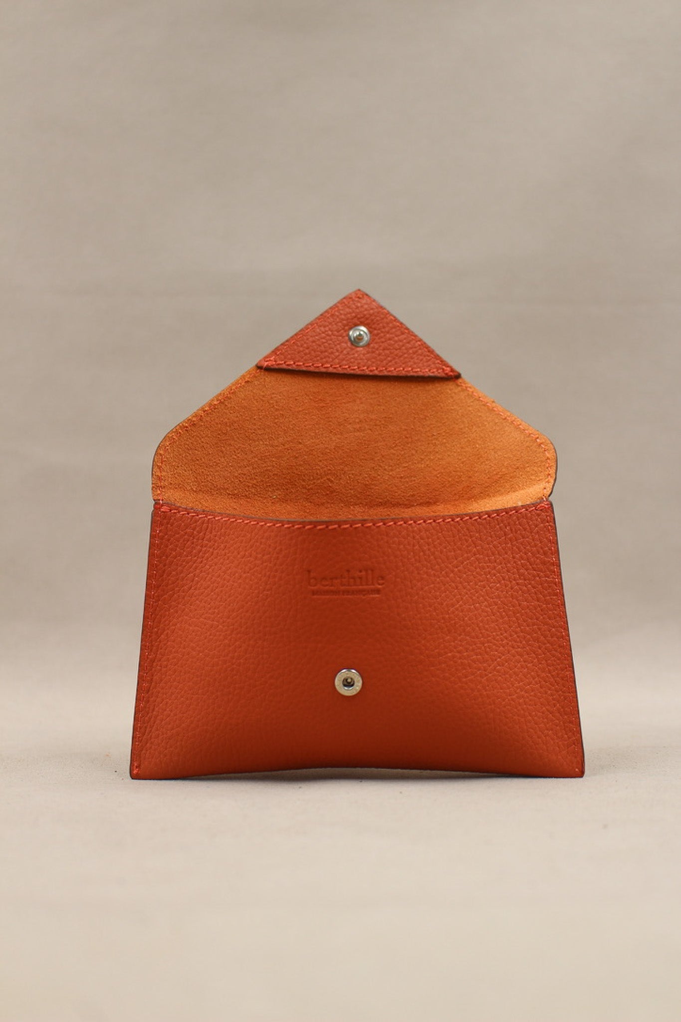 Pochette Lutecia entrouverte en cuir pleine fleur Butano, fermeture pression, maison Berthille