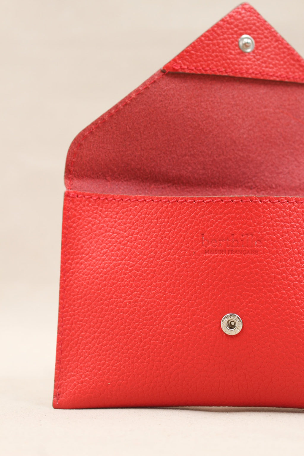 Intérieur de la pochette Lutecia en cuir pleine fleur Coquelicot, fermeture pression, maroquinerie Berthille