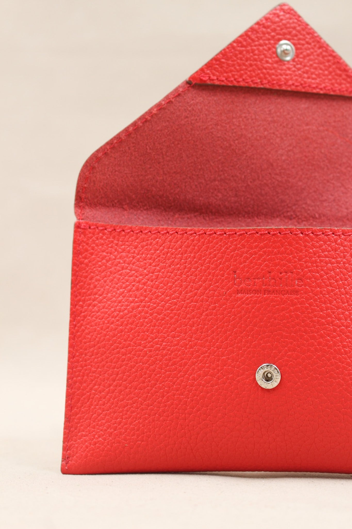 Intérieur de la pochette Lutecia en cuir pleine fleur Coquelicot, fermeture pression, maroquinerie Berthille