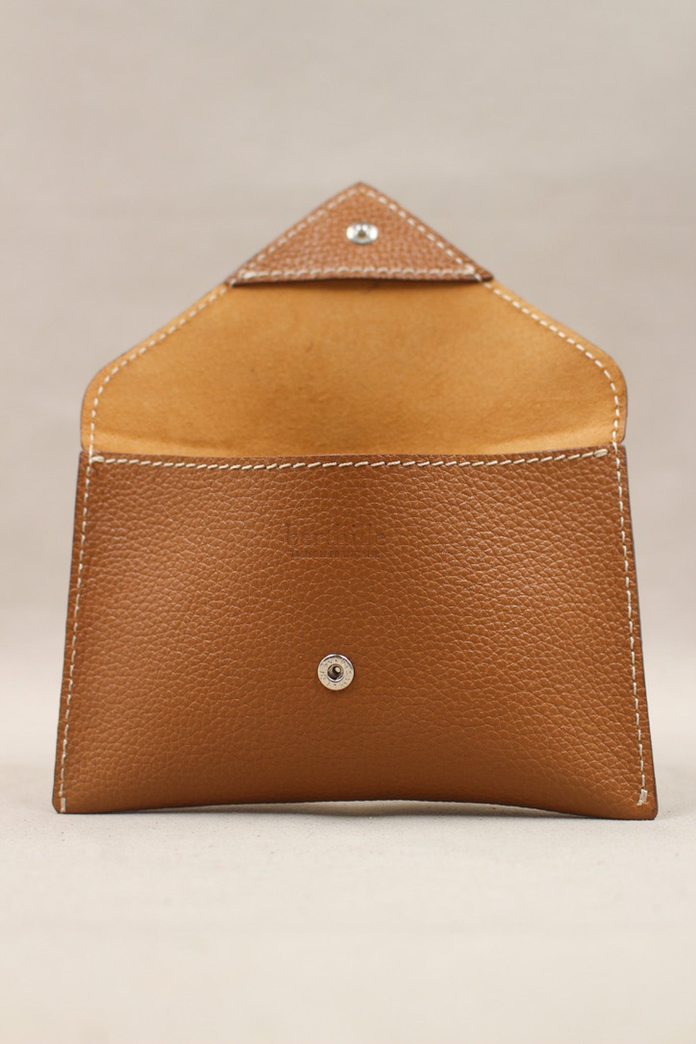 Pochette Lutecia entrouverte en cuir pleine fleur Cuero, fermeture pression, maison Berthille