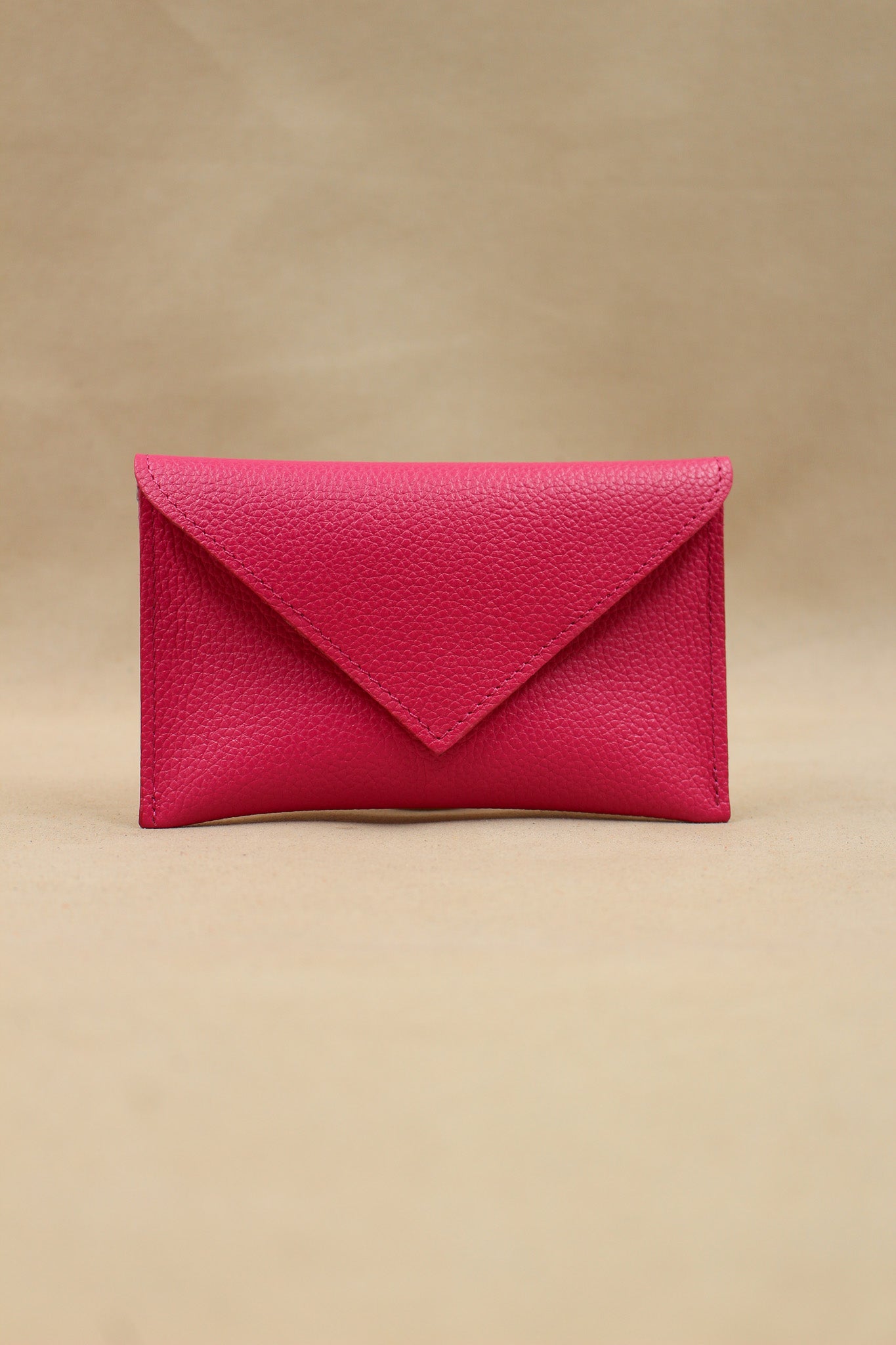 Pochette Lutecia en cuir pleine fleur, coloris Fuchsia, maroquinerie française Berthille