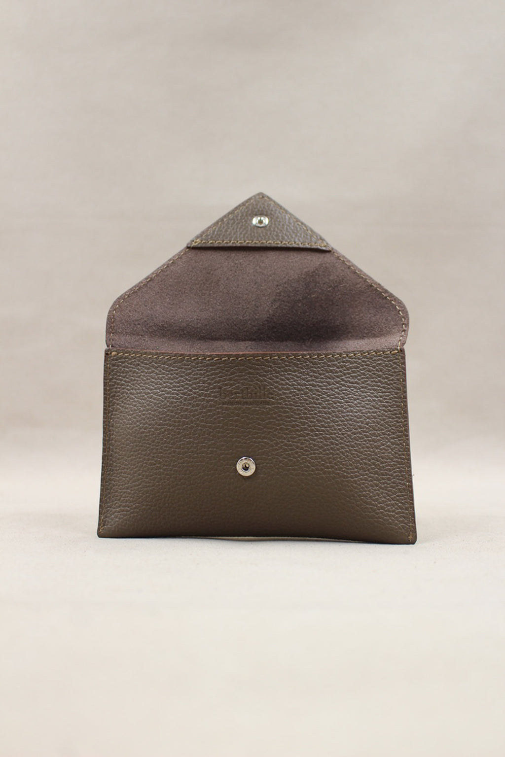 Pochette Lutecia entrouverte en cuir pleine fleur Havane, fermeture pression, maison Berthille