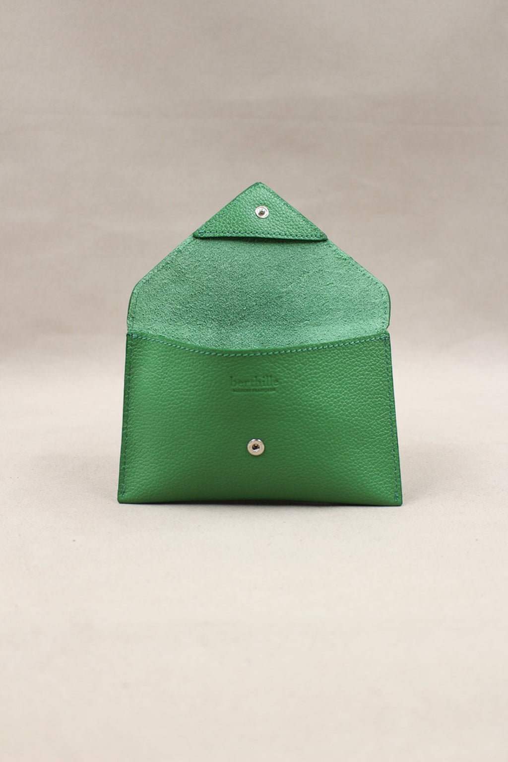 Intérieur de la pochette Lutecia en cuir pleine fleur Herbe, fermeture pression, maison Berthille