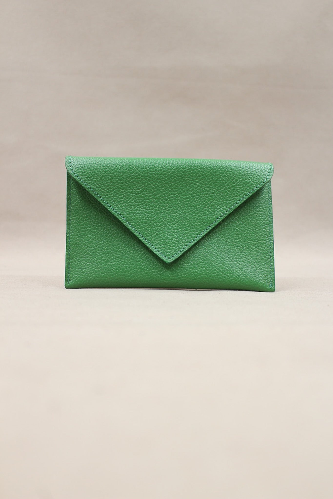 Pochette Lutecia en cuir pleine fleur, coloris Herbe, maroquinerie française Berthille