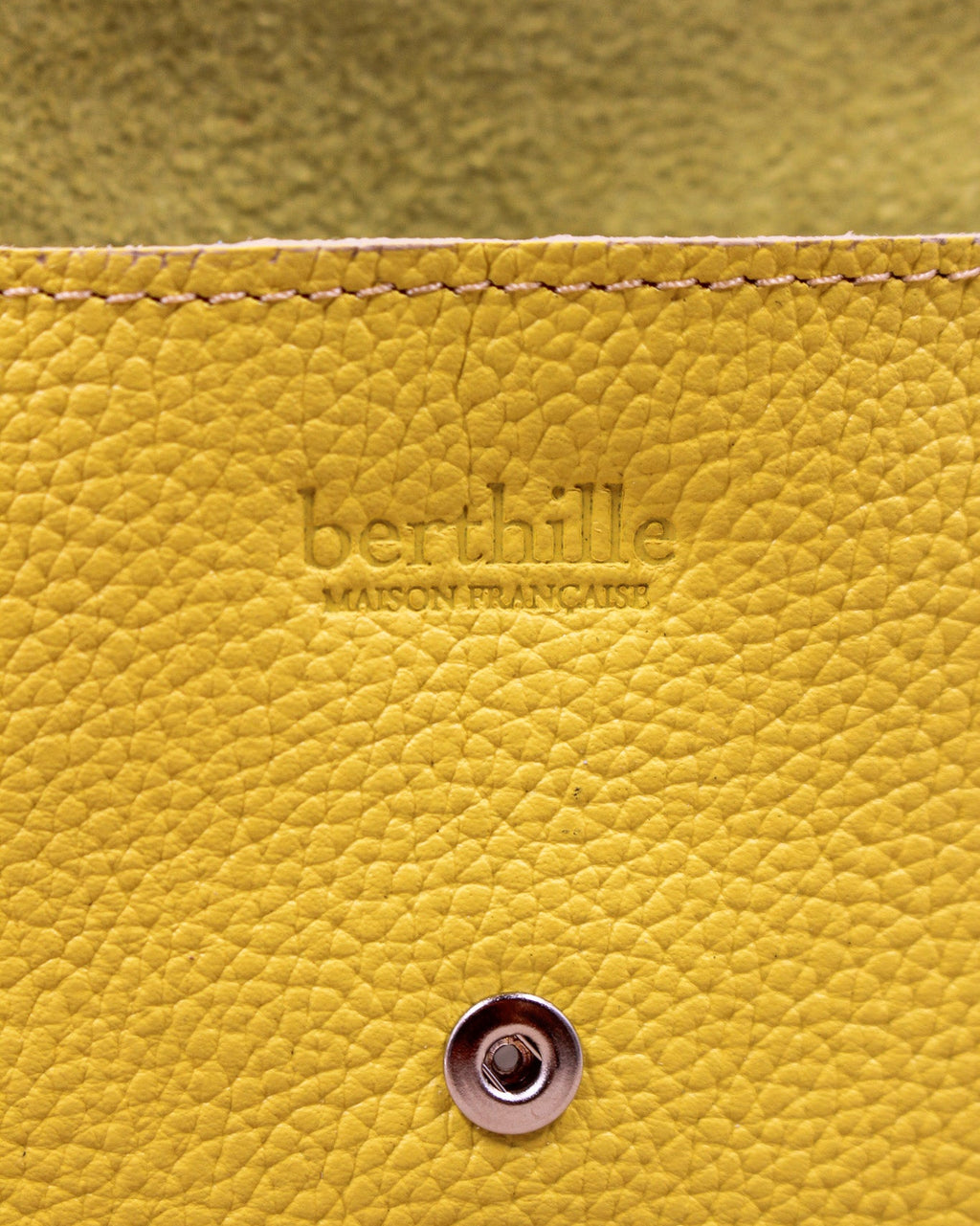 Pochette Lutecia entrouverte en cuir pleine fleur Lemon, fermeture pression, maison Berthille