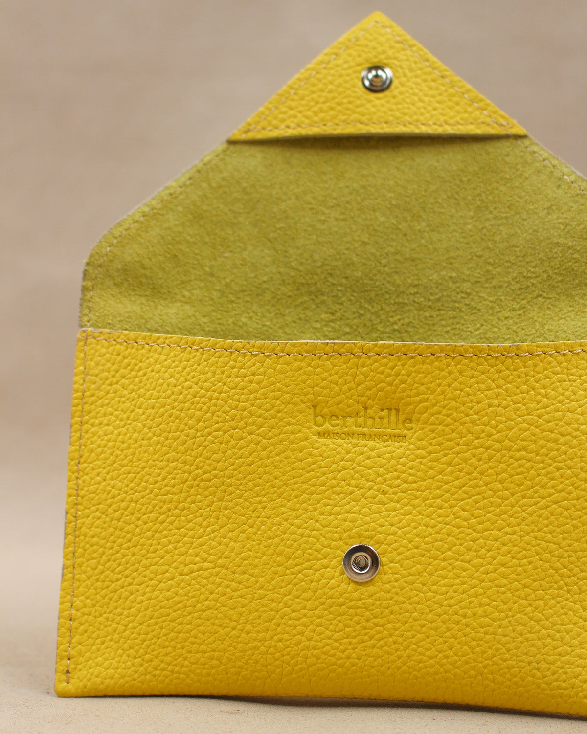 Intérieur de la pochette Lutecia en cuir pleine fleur Lemon, fermeture pression, maison Berthille