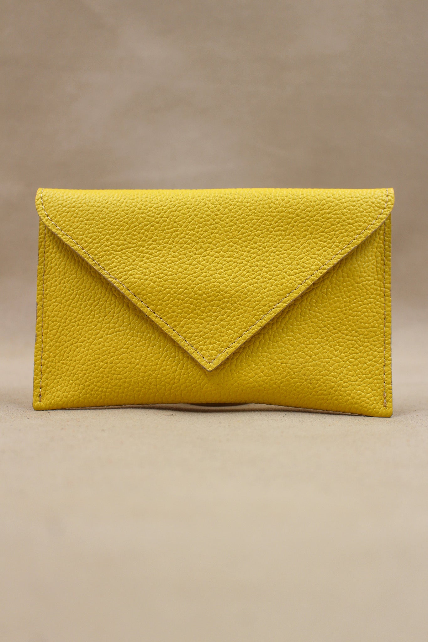Pochette Lutecia en cuir pleine fleur, coloris Lemon, maroquinerie française Berthille