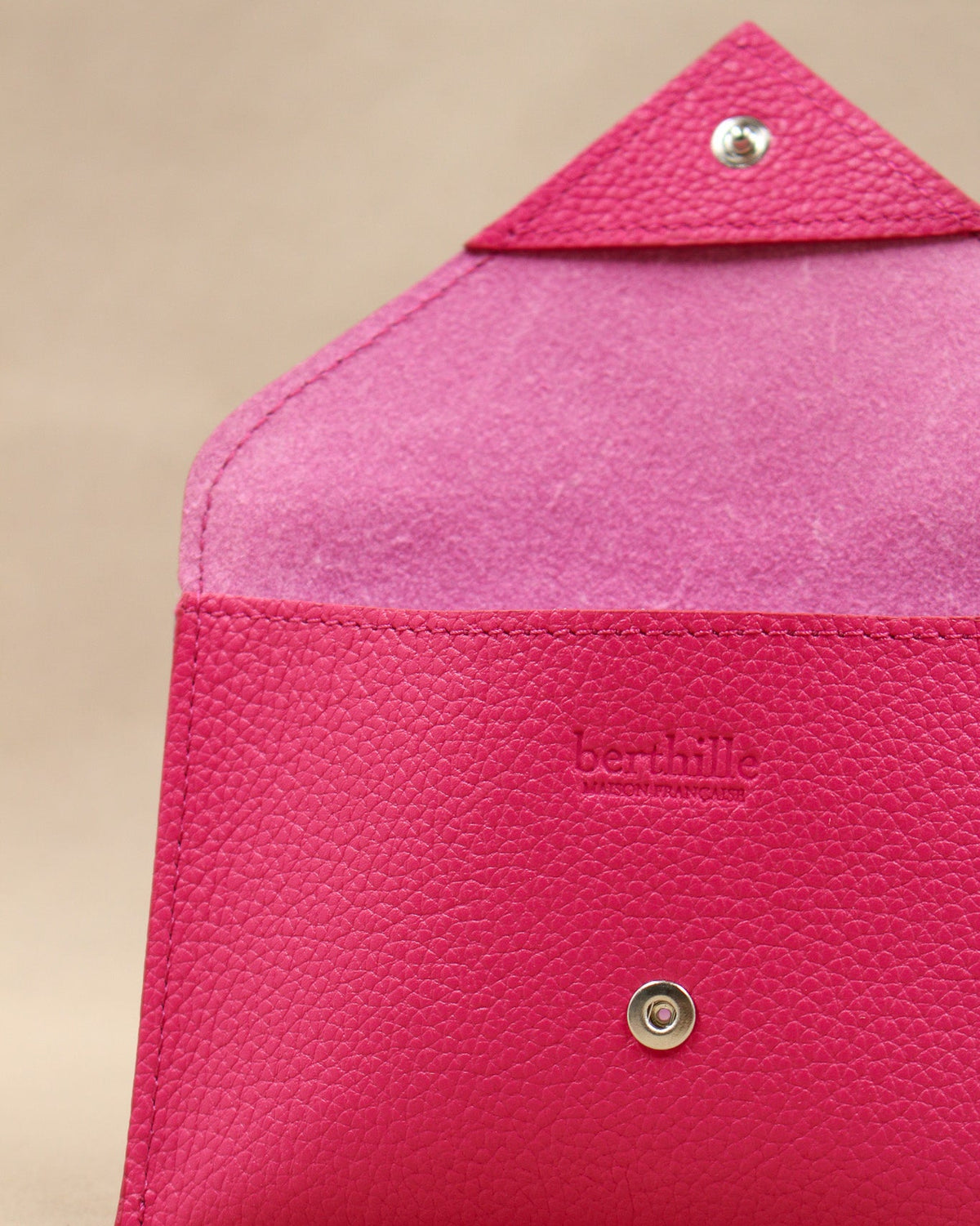Pochette Lutecia entrouverte en cuir pleine fleur Magenta, fermeture pression, maison Berthille
