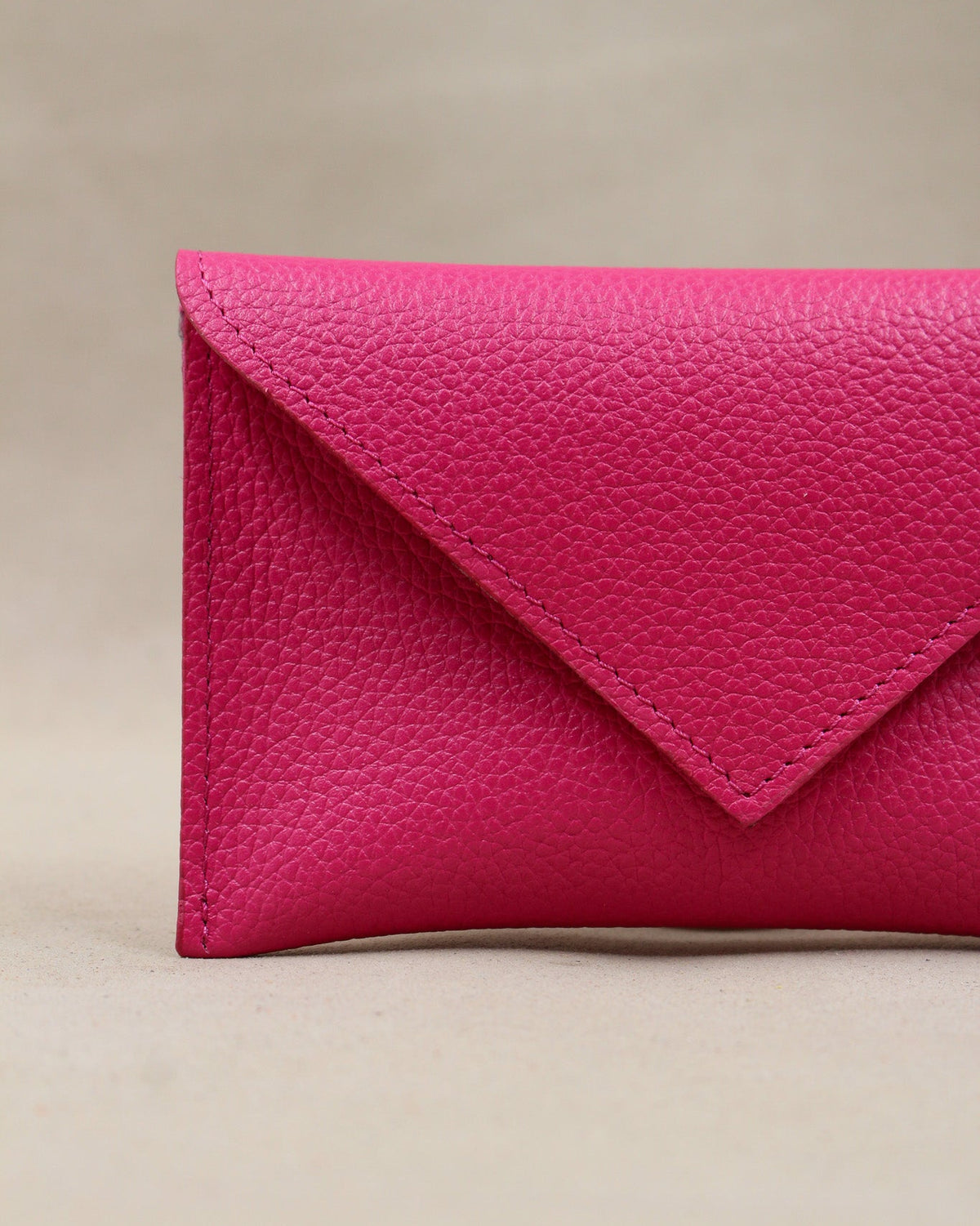 Pochette Lutecia en cuir pleine fleur, coloris Magenta, maroquinerie française Berthille