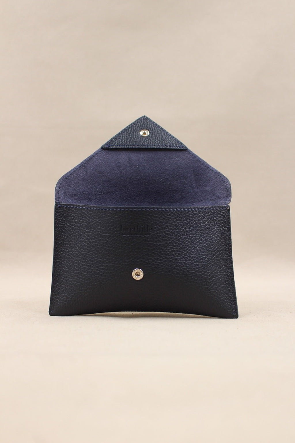 Pochette Lutecia entrouverte en cuir pleine fleur Marine, fermeture pression, maison Berthille