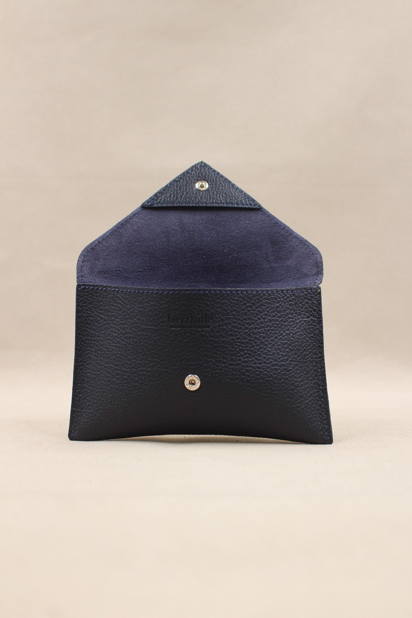 Pochette Lutecia entrouverte en cuir pleine fleur Marine, fermeture pression, maison Berthille