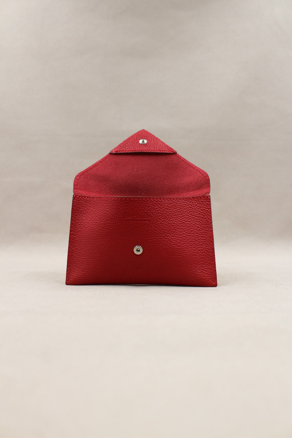Détail de la pochette Lutecia en cuir pleine fleur Pomodoro, fermeture pression, maison Berthille