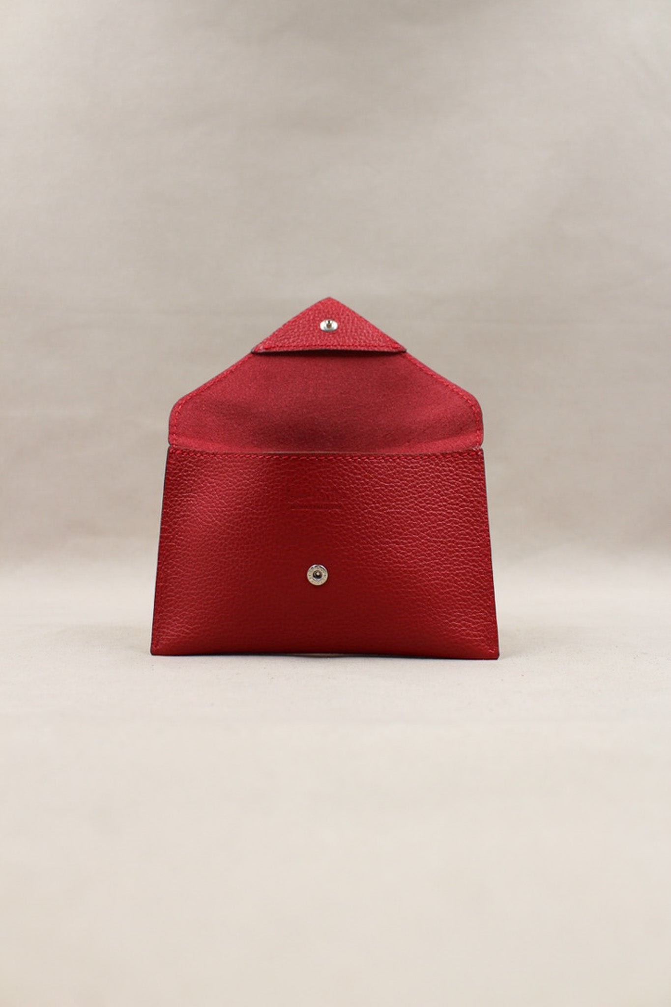 Détail de la pochette Lutecia en cuir pleine fleur Pomodoro, fermeture pression, maison Berthille