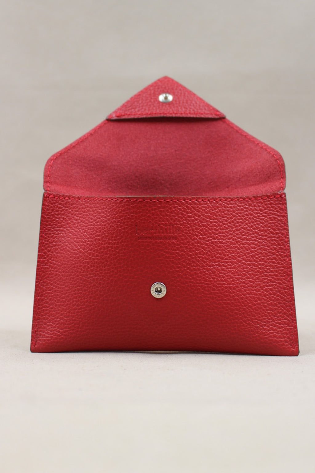 Pochette Lutecia entrouverte en cuir pleine fleur Pomodoro, fermeture pression, maison Berthille