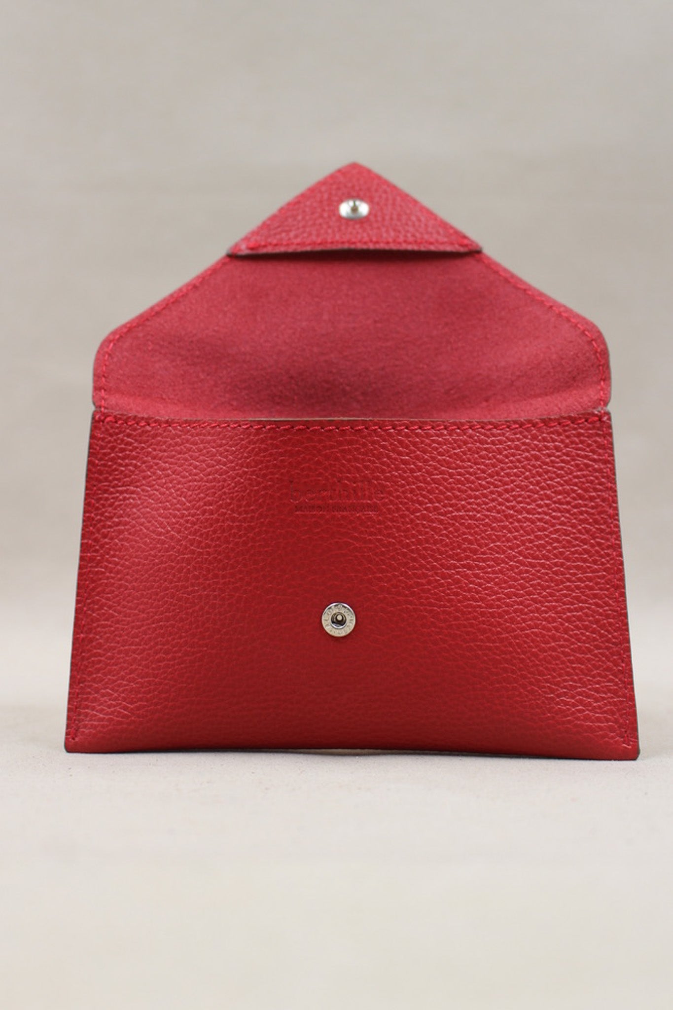 Pochette Lutecia entrouverte en cuir pleine fleur Pomodoro, fermeture pression, maison Berthille