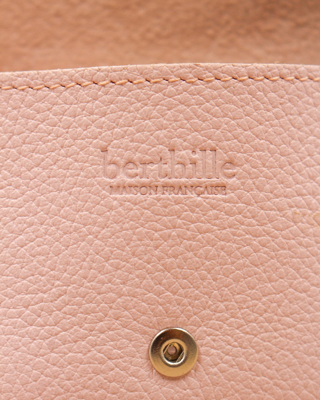 Pochette Lutecia entrouverte en cuir pleine fleur Rose Pink, fermeture pression, maison Berthille