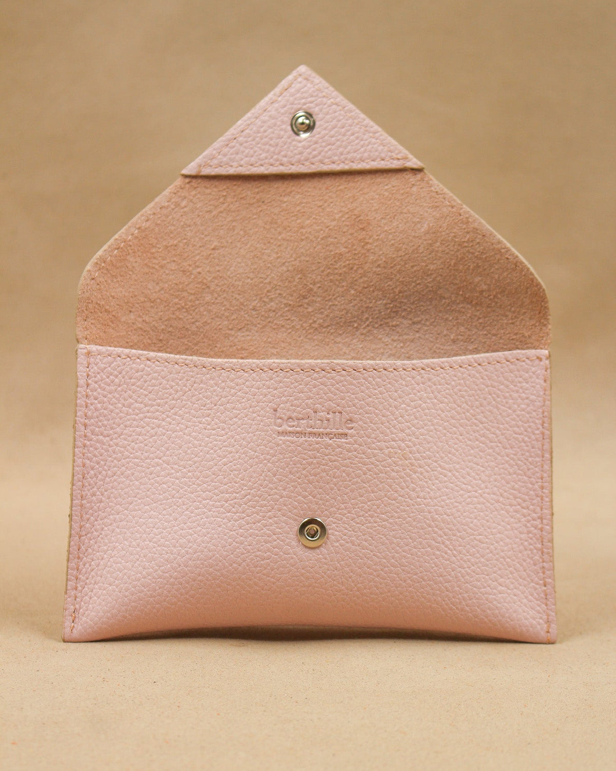Intérieur de la pochette Lutecia en cuir pleine fleur Rose Pink, fermeture pression, maison Berthille