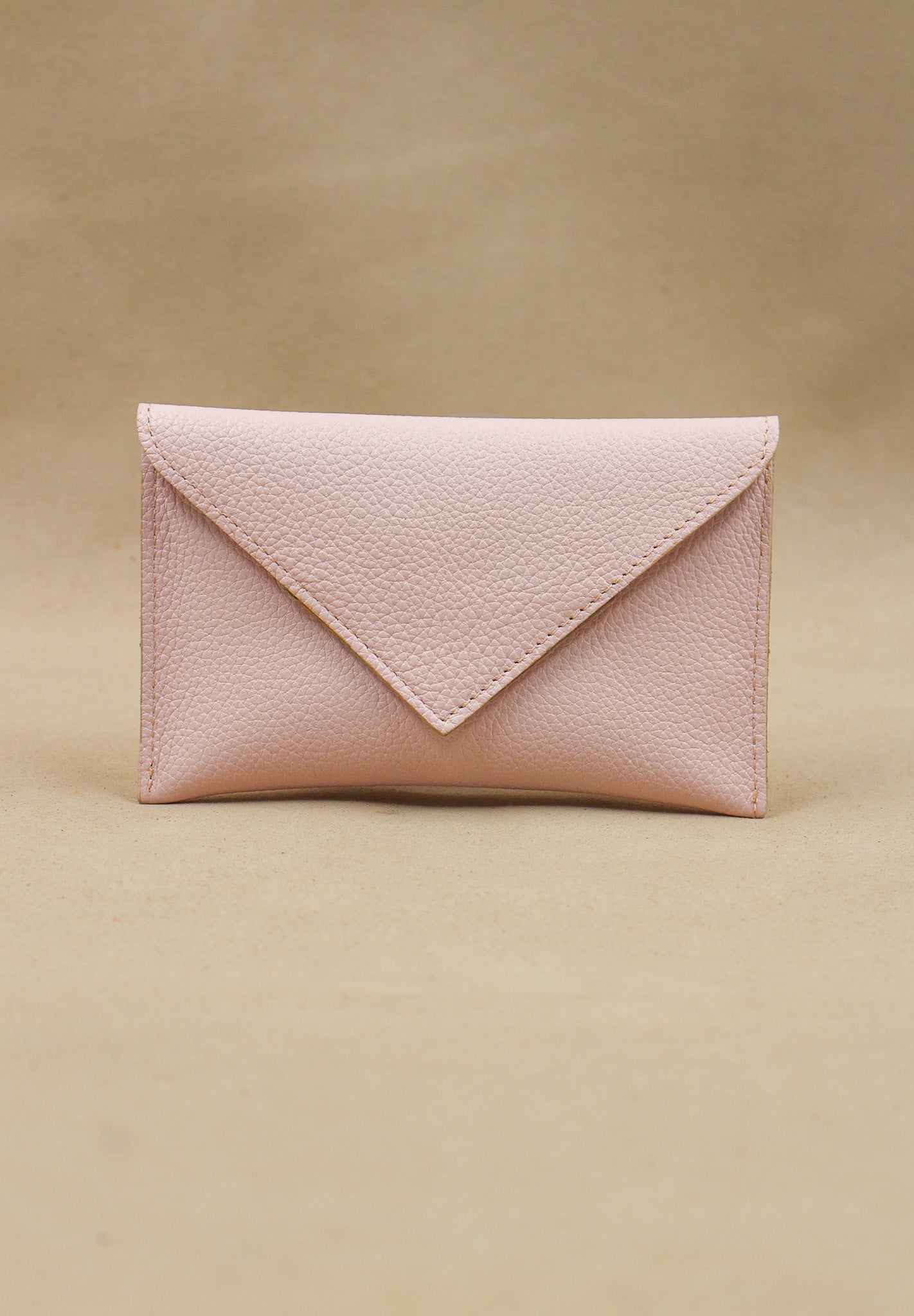 Pochette Lutecia en cuir pleine fleur, coloris Rose Pink, maroquinerie française Berthille