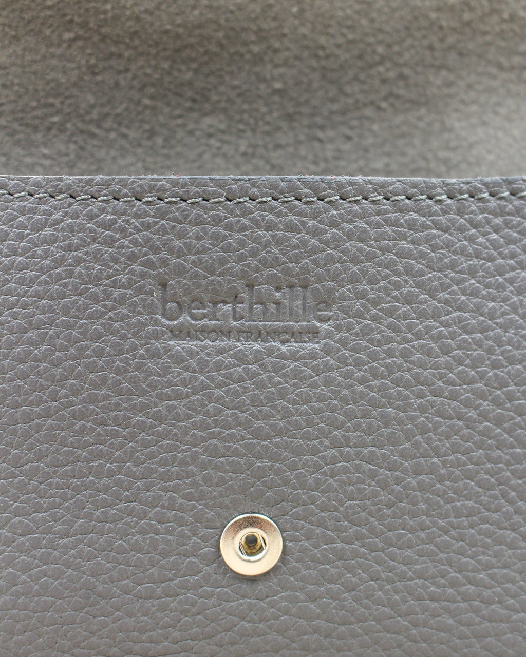 Pochette Lutecia entrouverte en cuir pleine fleur Souris, fermeture pression, maison Berthille