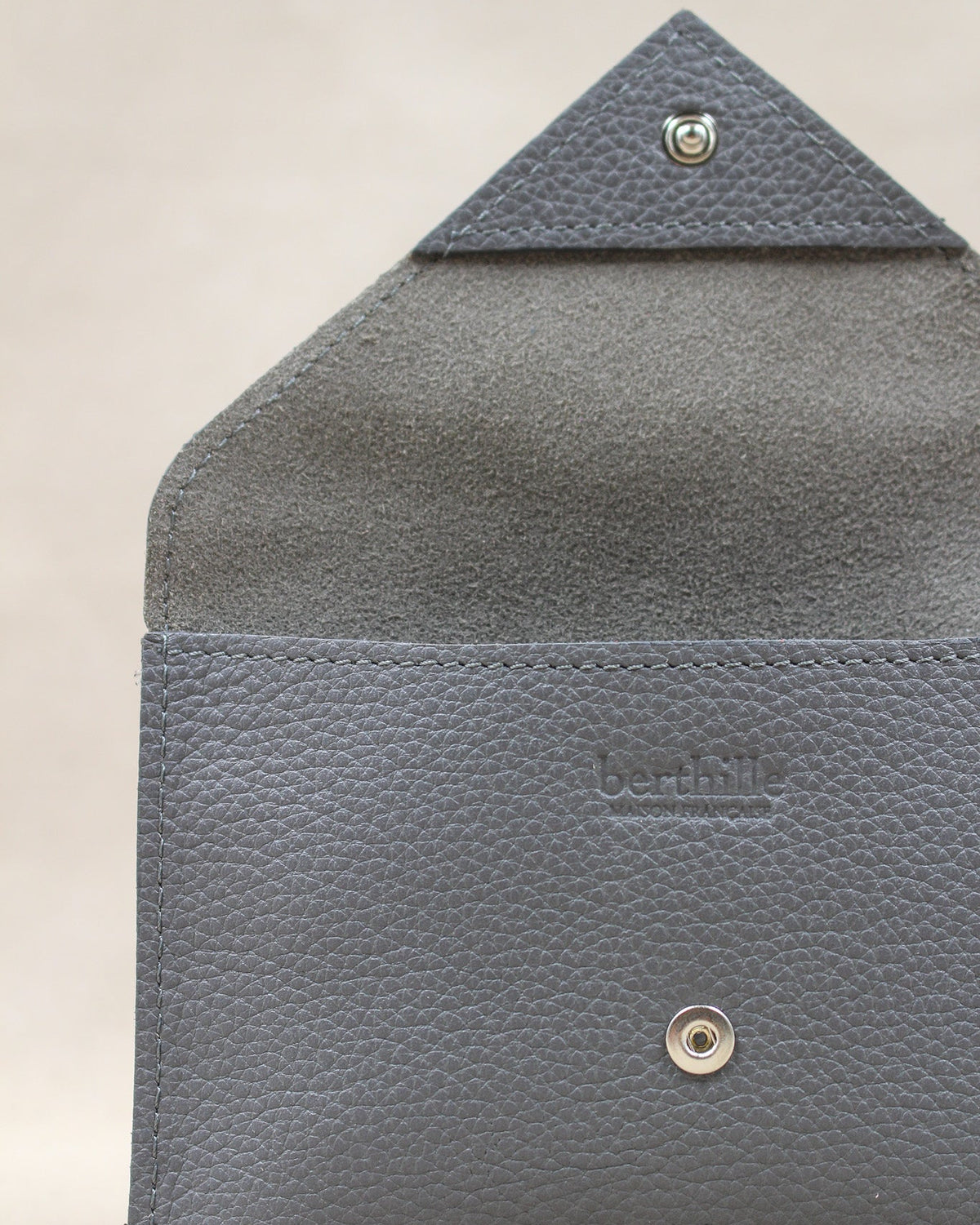 Intérieur de la pochette Lutecia en cuir pleine fleur Souris, fermeture pression, maison Berthille