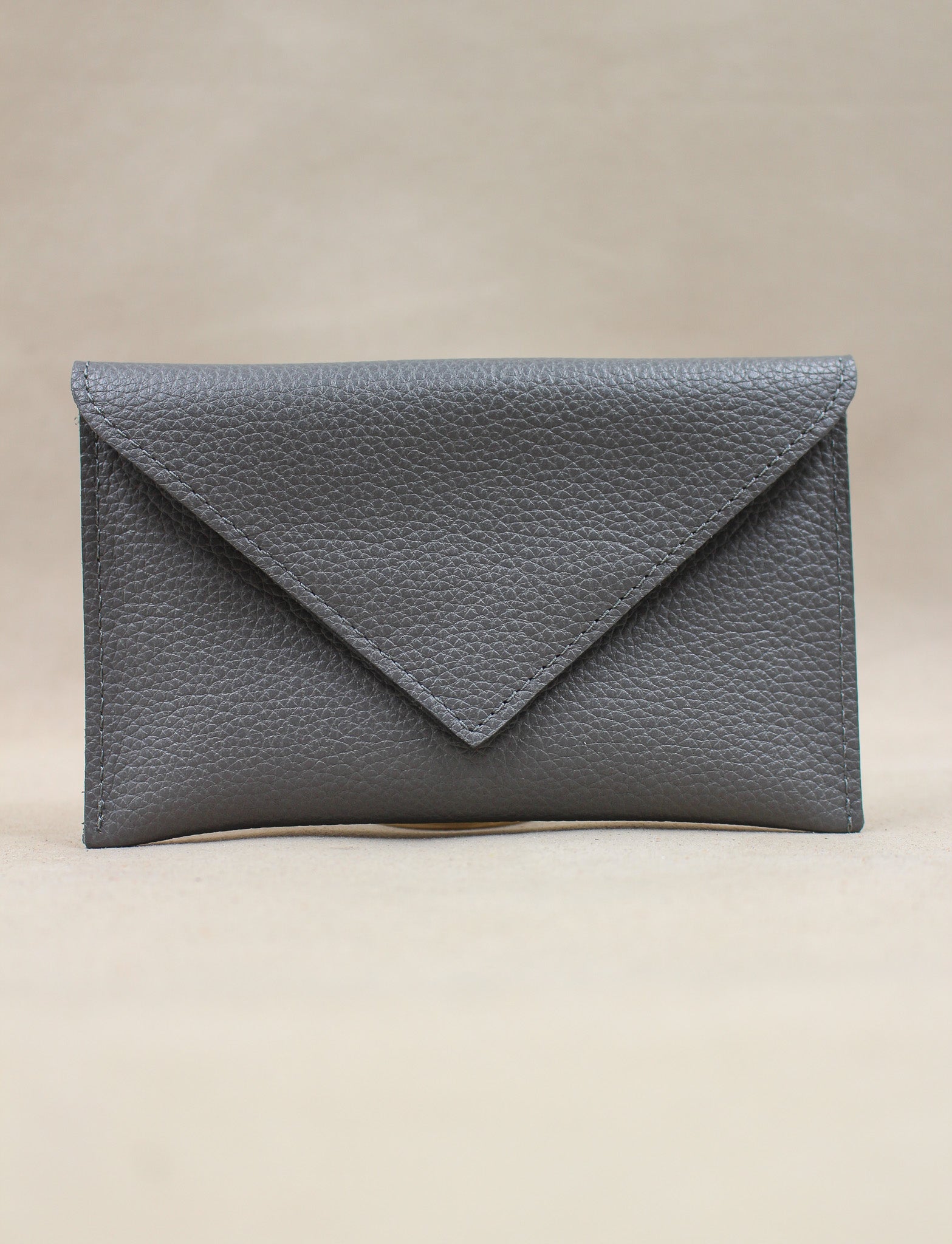 Pochette Lutecia en cuir pleine fleur, coloris Souris, maroquinerie française Berthille