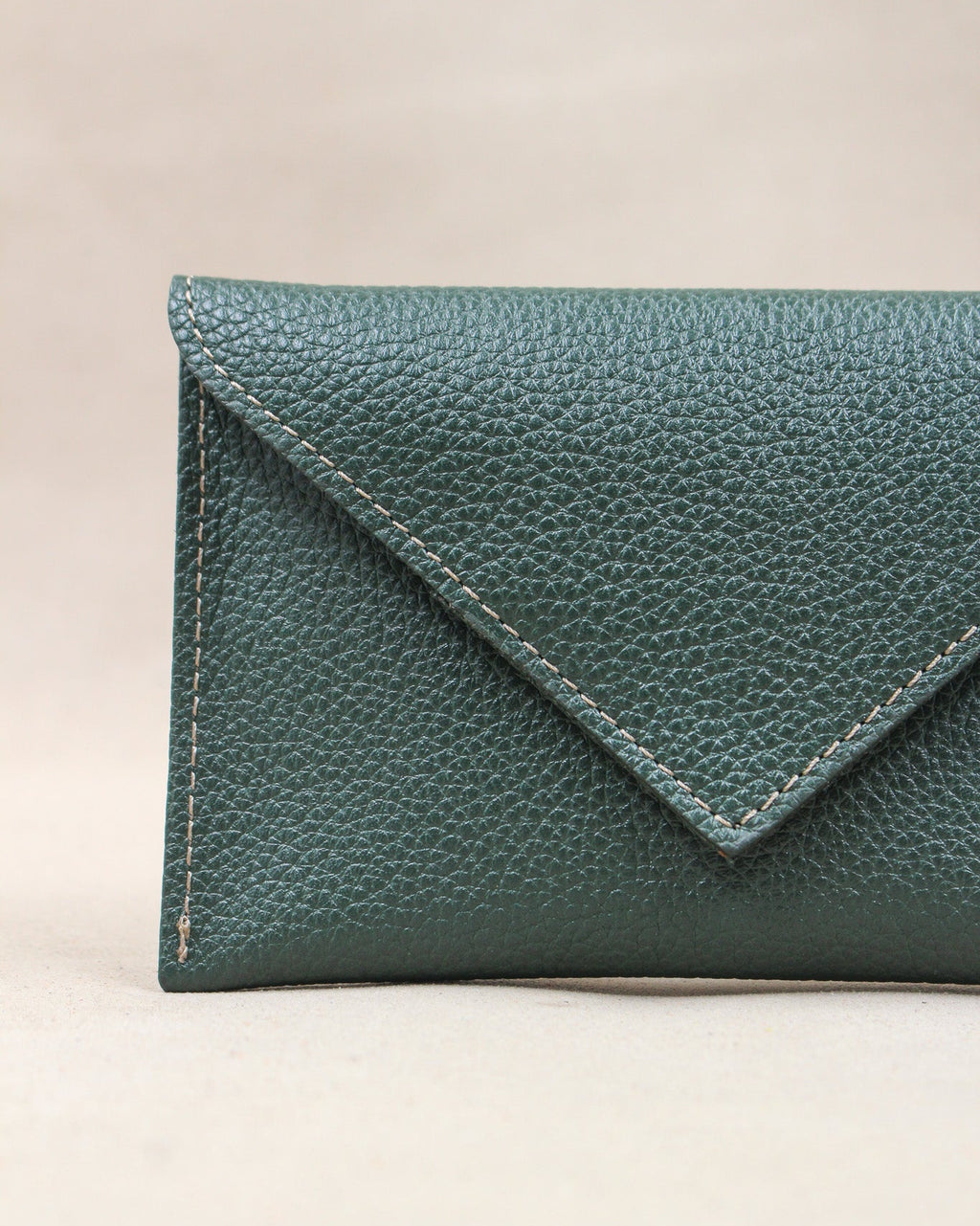 Détail de la pochette Lutecia en cuir pleine fleur Vert Forêt, façonnée à la main à Mazamet