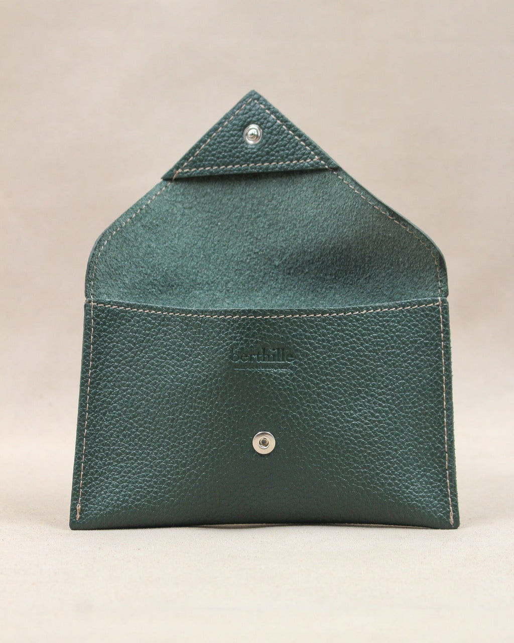 Intérieur de la pochette Lutecia en cuir pleine fleur Vert Forêt, fermeture pression, maison Berthille
