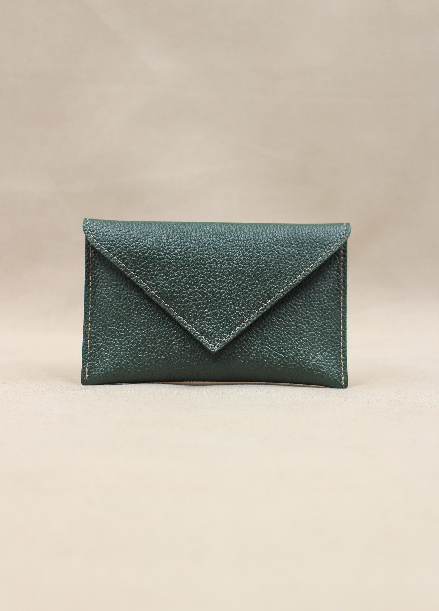 Pochette Lutecia en cuir pleine fleur, coloris Vert Forêt, maroquinerie française Berthille