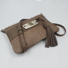Charger l&#39;image dans la galerie, Pochette Bandoulière Meribel Poil de vachette Quadra taupe

