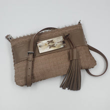 Charger l&#39;image dans la galerie, Pochette Bandoulière Meribel Poil de vachette Quadra taupe
