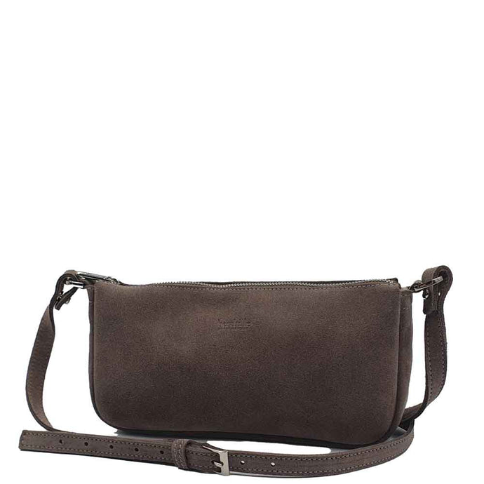 L'accessoire mode femme essentiel à votre dressing : la Pochette Berthe de la Maison Berthille. Déclinée en velours pour la saison été 2025. SS25