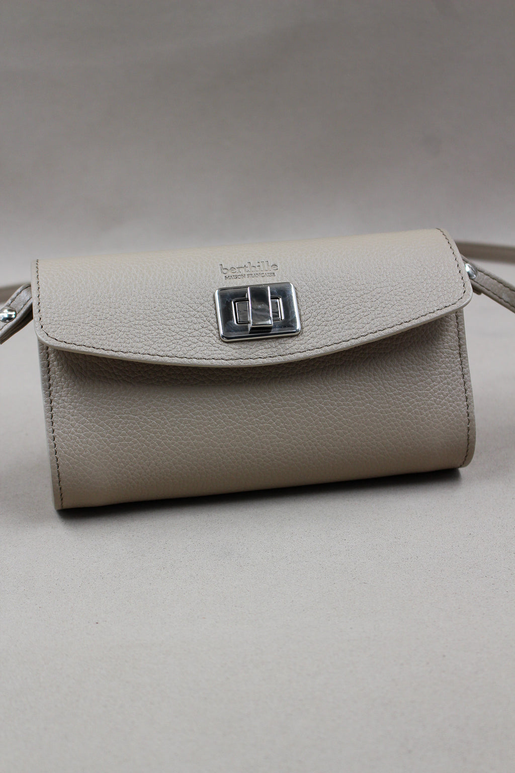 pochette Trotter berthille  cuir de vachette taupe avec fermoir argent logo berthille