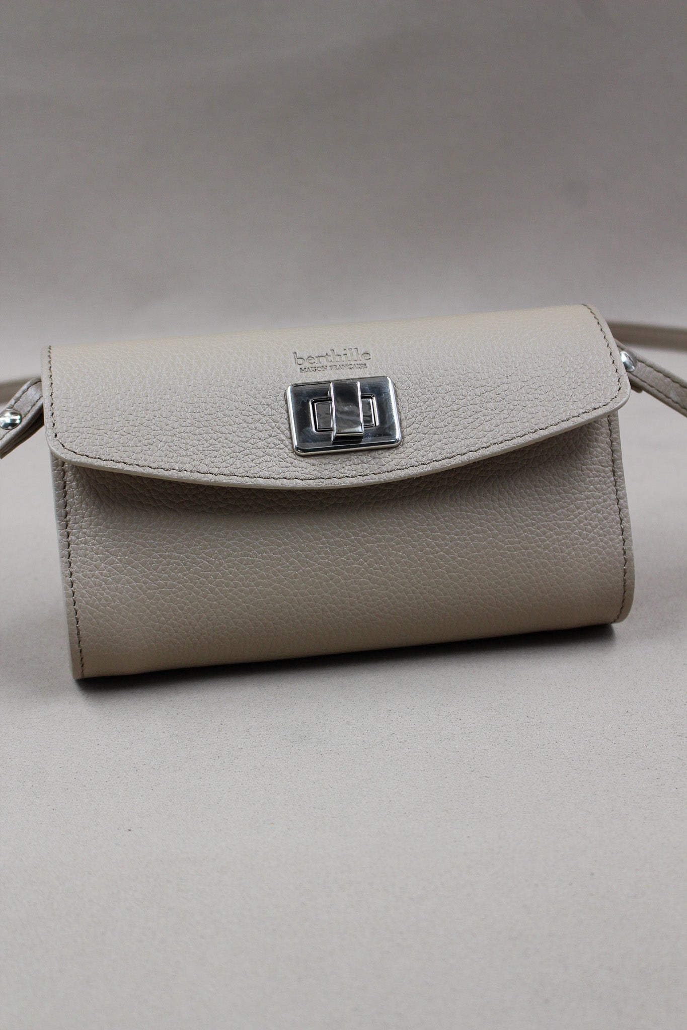 pochette Trotter berthille  cuir de vachette taupe avec fermoir argent logo berthille